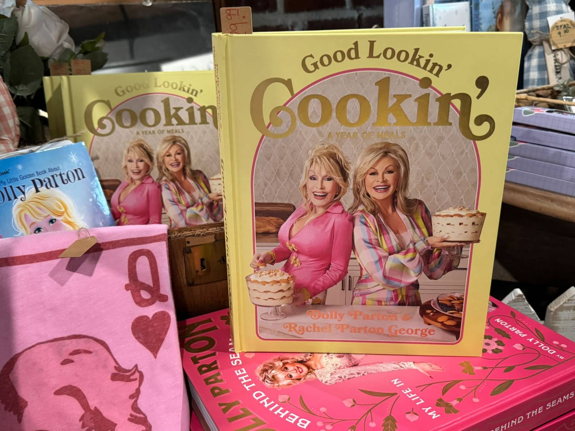 Good Lookin' Cookin', a cookbook by Dolly Parton and Rachel Parton George, on display.